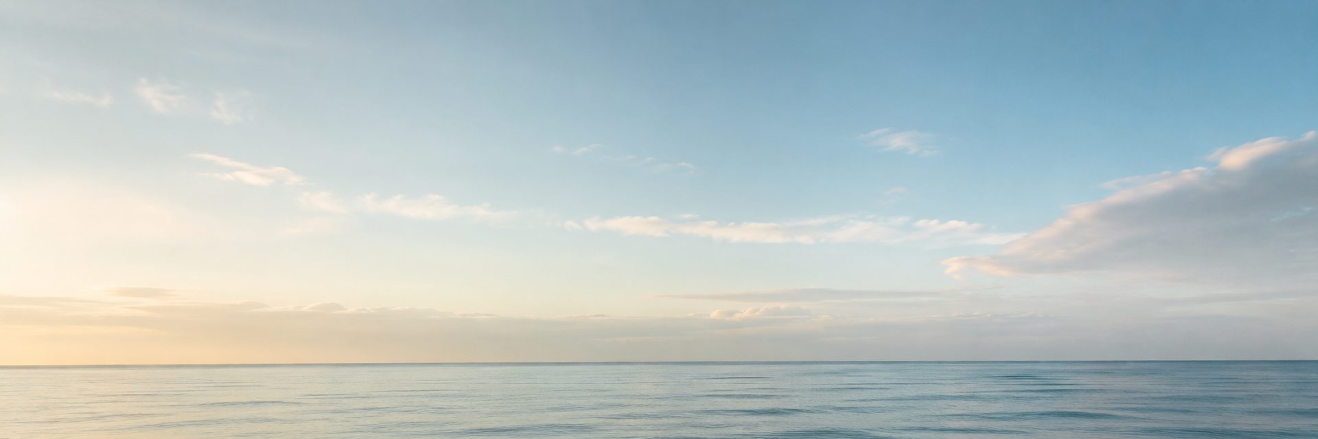 Mar calmo ao entardecer, símbolo de serenidade e bem-estar